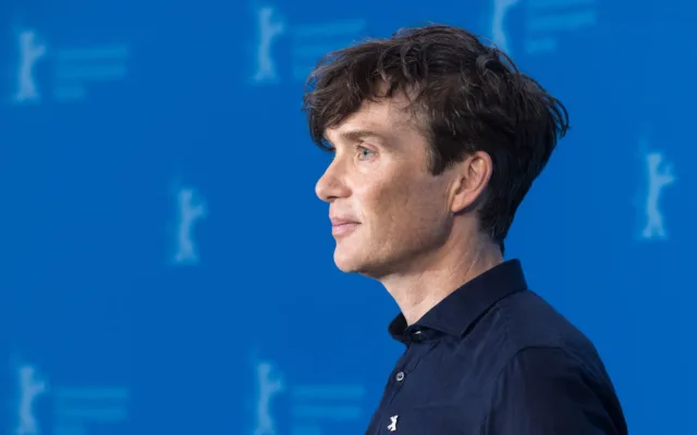 Cillian Murphy im Profil vor der blauen Berlinale-Wand 2024