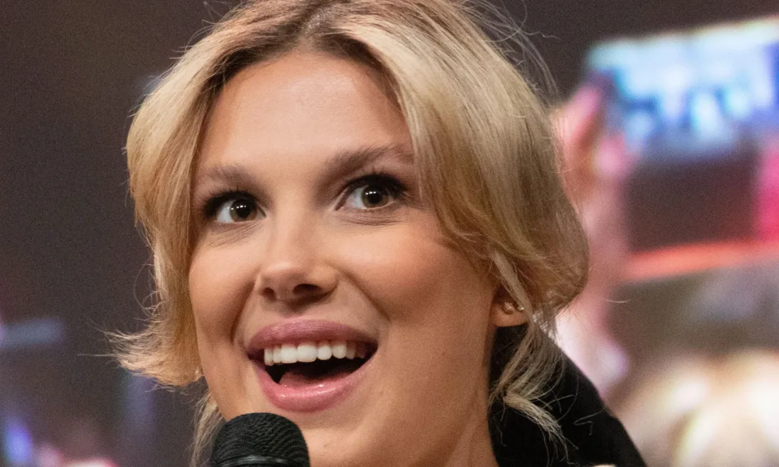 Millie Bobby Brown lächelnd bei der Stranger Fan Meet 5 im Juli 2022