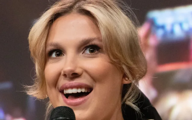 Millie Bobby Brown lächelnd bei der Stranger Fan Meet 5 im Juli 2022