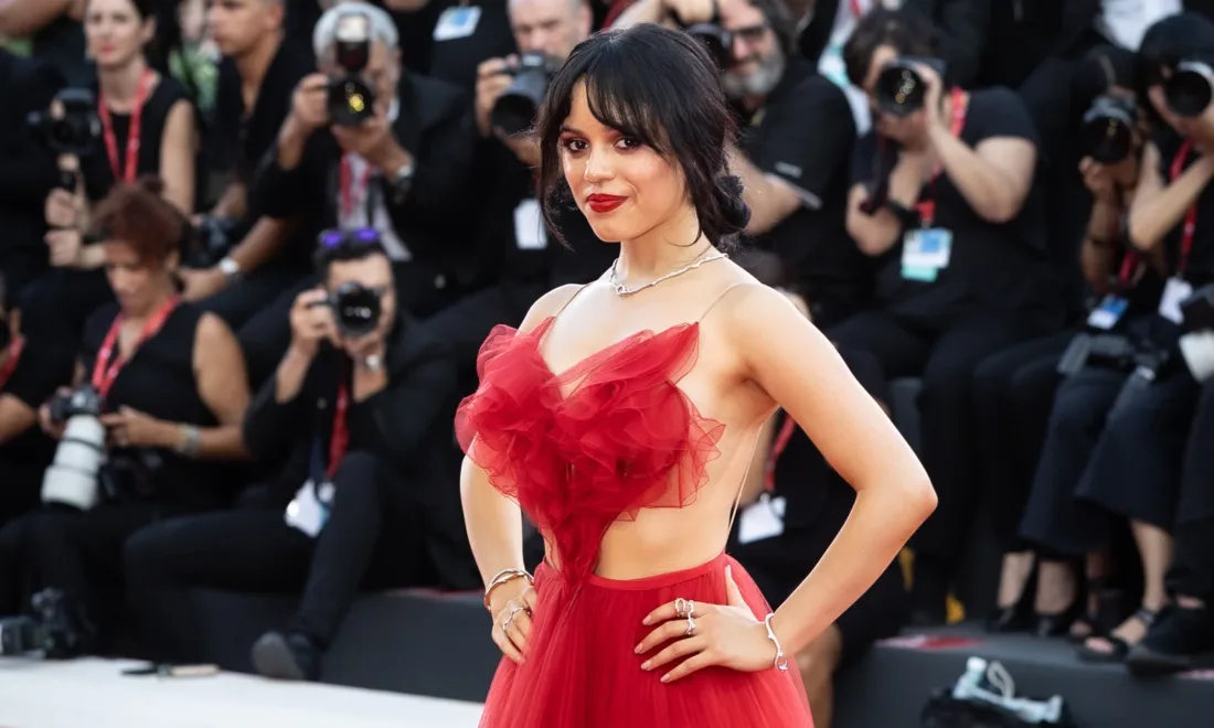 Jenna Ortega als Hauptdarstellerin der Serie Wednesday