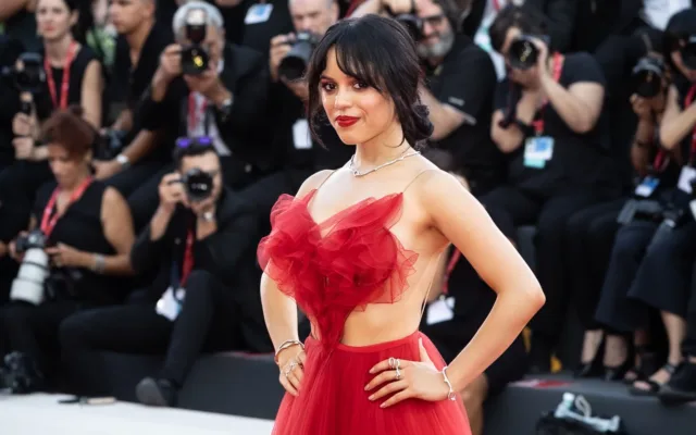Jenna Ortega als Hauptdarstellerin der Serie Wednesday