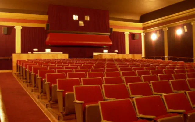 Kinosaal mit roten Sesseln und rotem Bühnenvorhang im Columbia City Cinema in Seattle