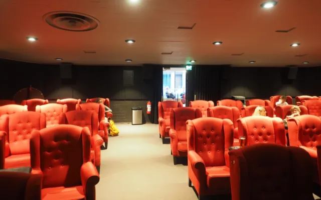 Kinosaal mit roten Sesseln im Maxim-Kino in Helsinki