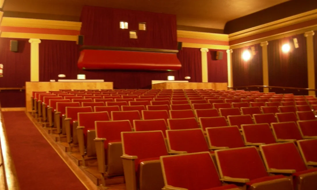 Kinosaal mit roten Sesseln im Columbia City Cinema in Seattle
