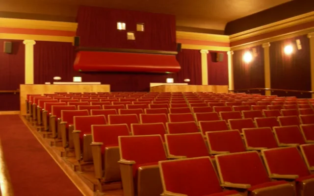 Kinosaal mit roten Sesseln im Columbia City Cinema in Seattle