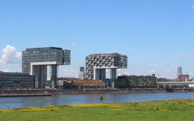 Die Kranhäuser am Rhein in Köln, der Stadt der Schillerallee