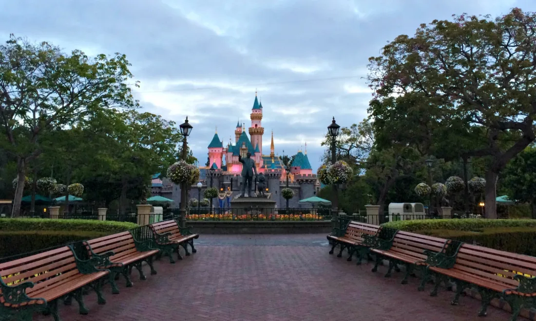 Dornröschenschloss im Disneyland Anaheim in der Dämmerung