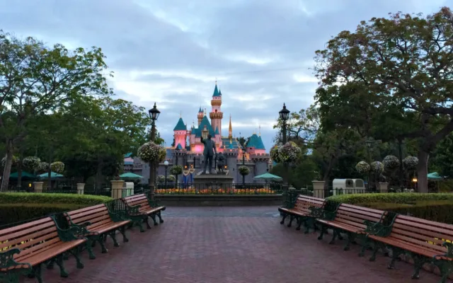 Dornröschenschloss im Disneyland Anaheim in der Dämmerung