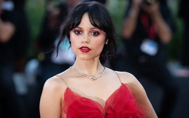 Jenna Ortega im roten Kleid auf dem roten Teppich