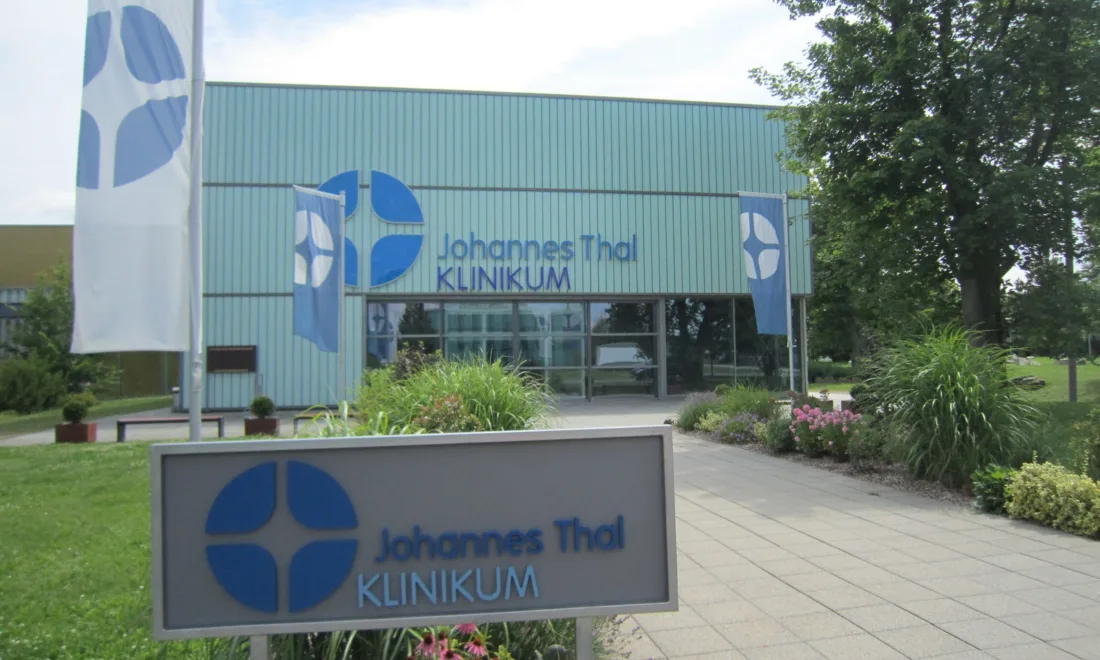 Fernsehstudios in Erfurt mit Johannes-Thal-Klinikum-Schriftzug, Drehort von In aller Freundschaft – Die jungen Ärzte