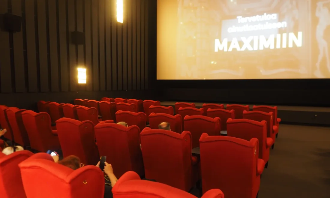 Kinosaal des Maxim-Kinos in Helsinki mit roten Sesseln und großer Leinwand
