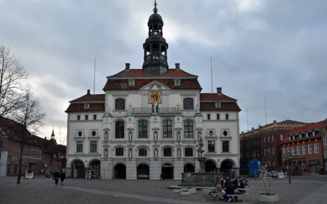 Das Rathaus in Lüneburg, dem Schauplatz der ARD-Telenovela Rote Rosen