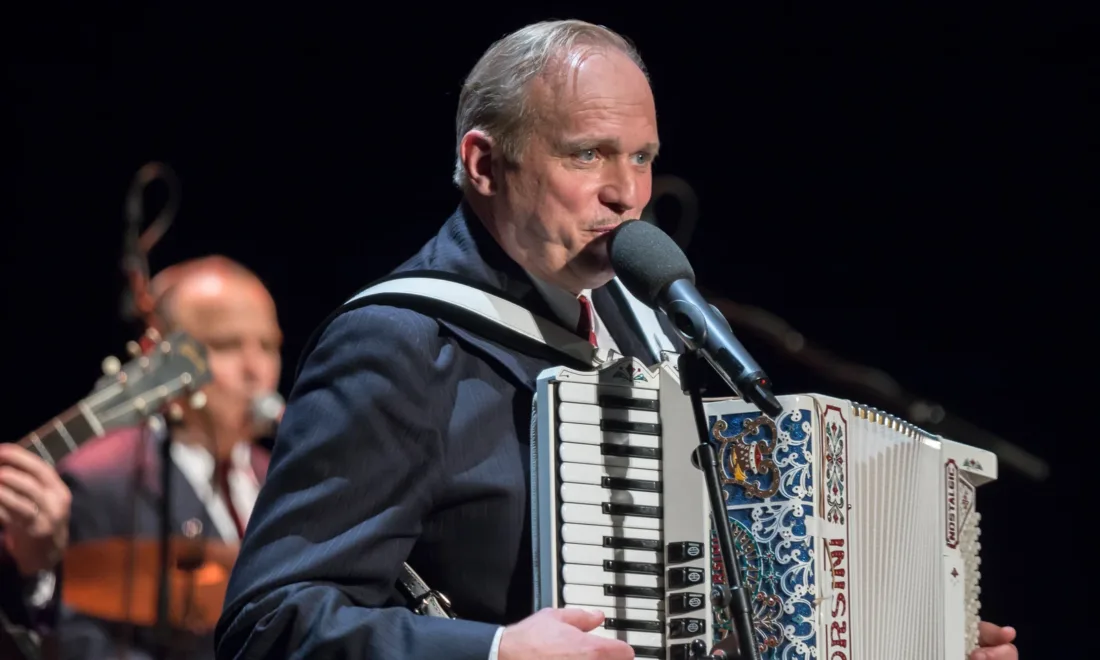 Ulrich Tukur mit Akkordeon auf der Bühne im Anhaltischen Theater 2017