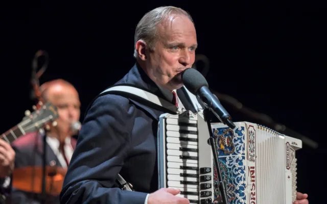 Ulrich Tukur mit Akkordeon auf der Bühne im Anhaltischen Theater 2017