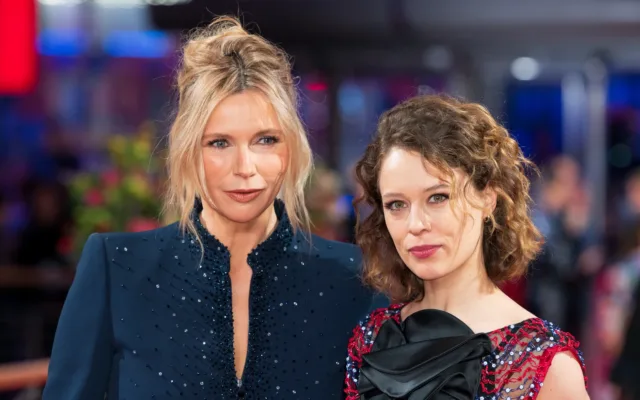 Veronica Ferres und Paula Beer auf dem roten Teppich der Eröffnungsgala der Berlinale 2023