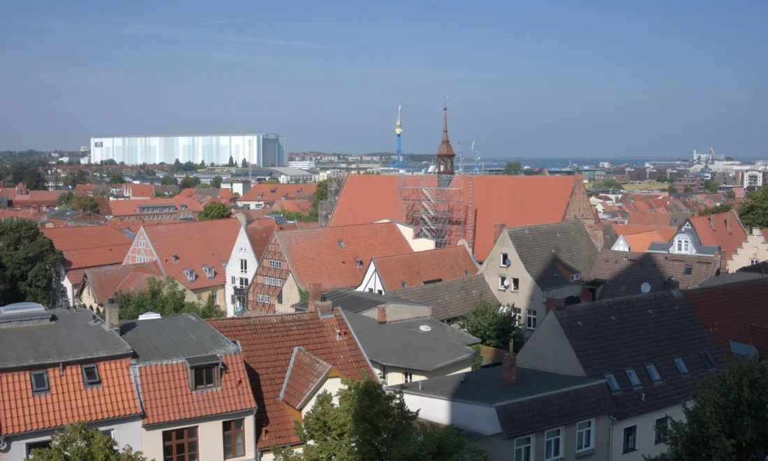 Blick vom Turm der Marienkirche über die Wismarer Altstadt bis zum Hafen