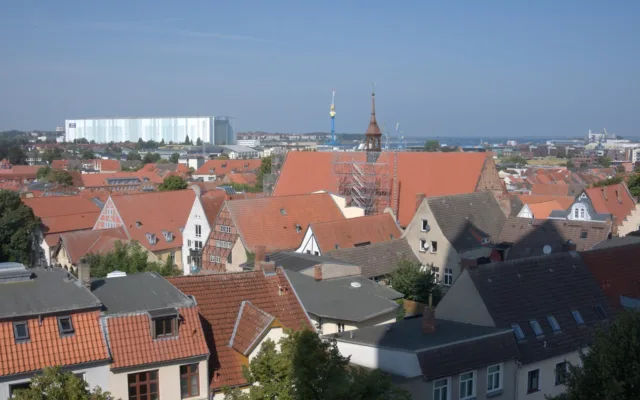 Blick vom Turm der Marienkirche über die Wismarer Altstadt bis zum Hafen