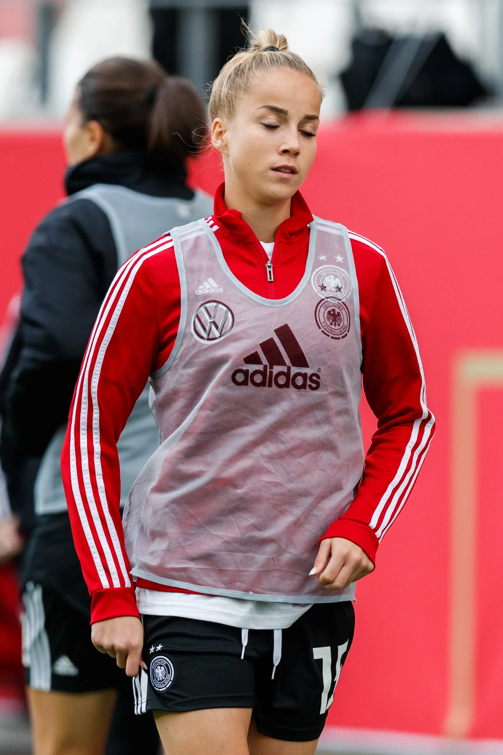 Giulia Gwinn beim Aufwärmen im Trikot der deutschen Nationalmannschaft