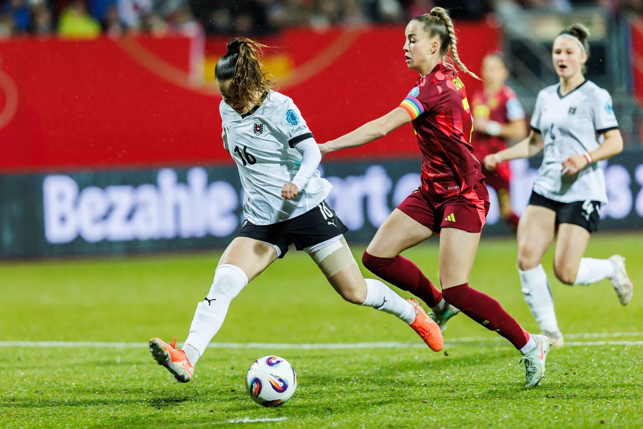 Giulia Gwinn im Zweikampf in der UEFA Women's Nations League