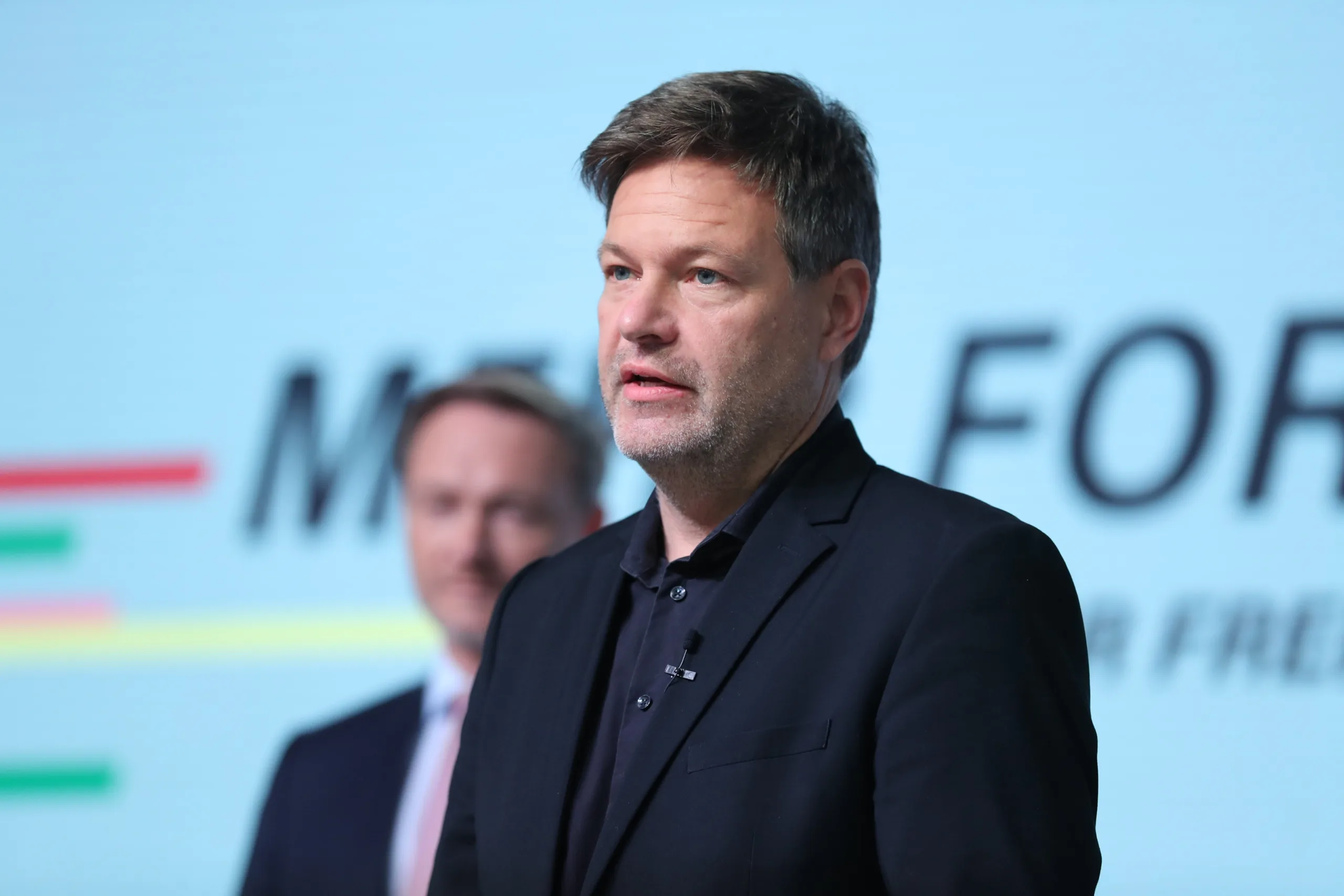 Robert Habeck bei der Unterzeichnung des Ampel-Koalitionsvertrags im Dezember 2021
