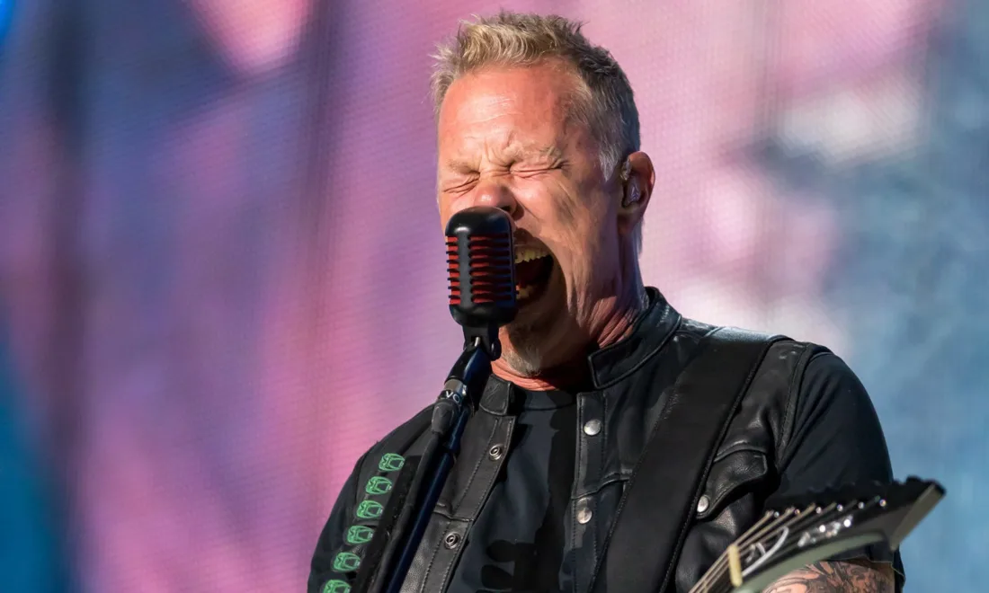 James Hetfield singt bei einem Metallica-Konzert