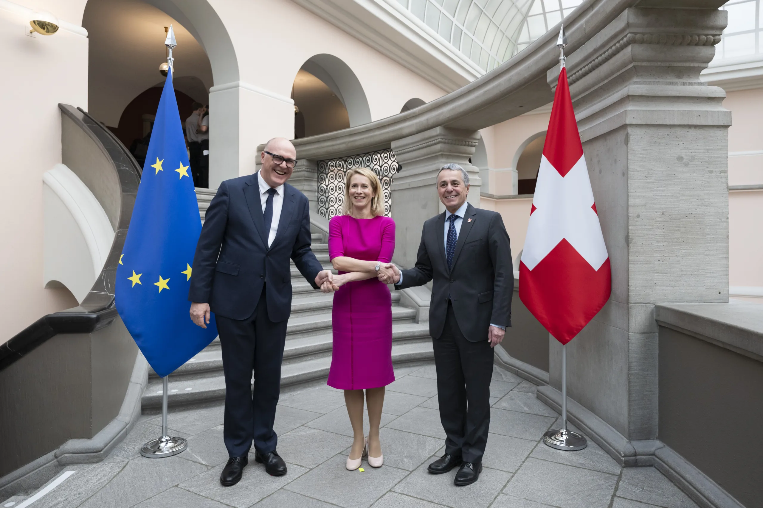 Kaja Kallas 2026 in der Schweiz zwischen Vertretern der EU und der Schweiz