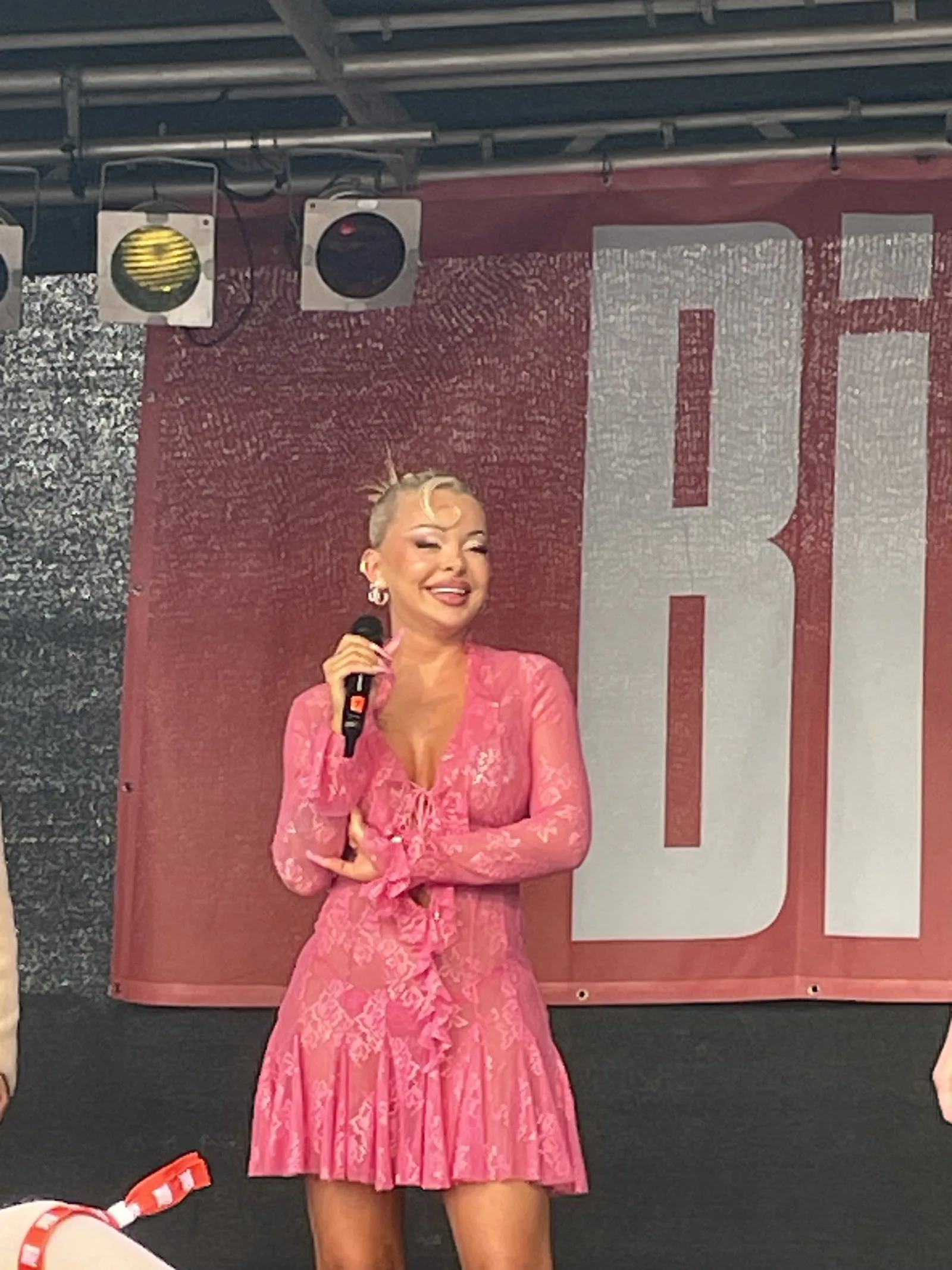 Katja Krasavice mit Mikrofon auf einer Bühne beim Bildrenntag 2024