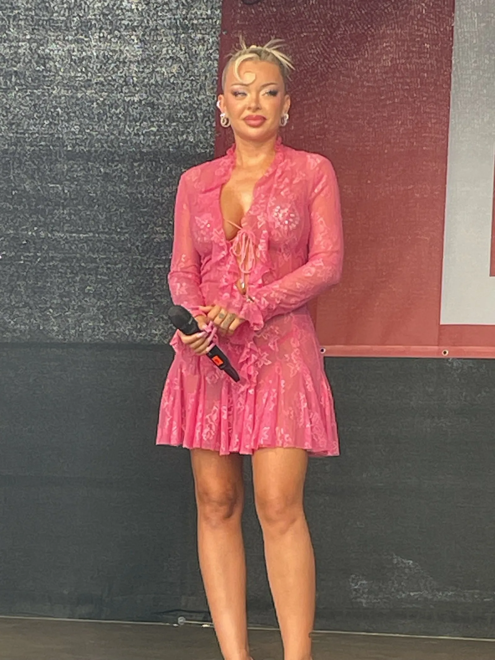 Katja Krasavice auf einer Bühne beim Bildrenntag 2024