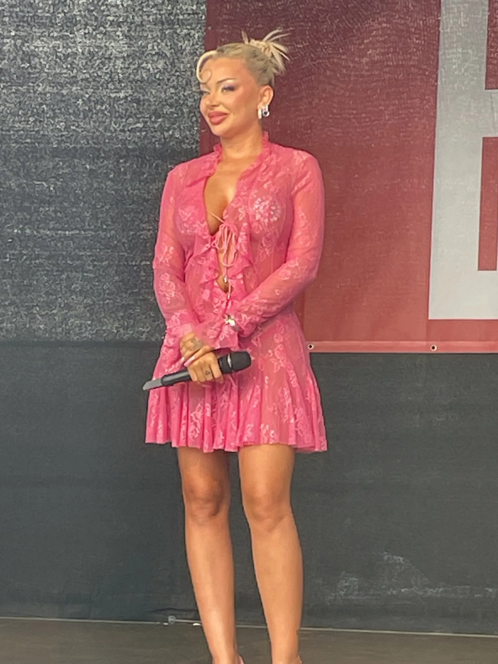 Katja Krasavice auf einer Bühne beim Bildrenntag 2024