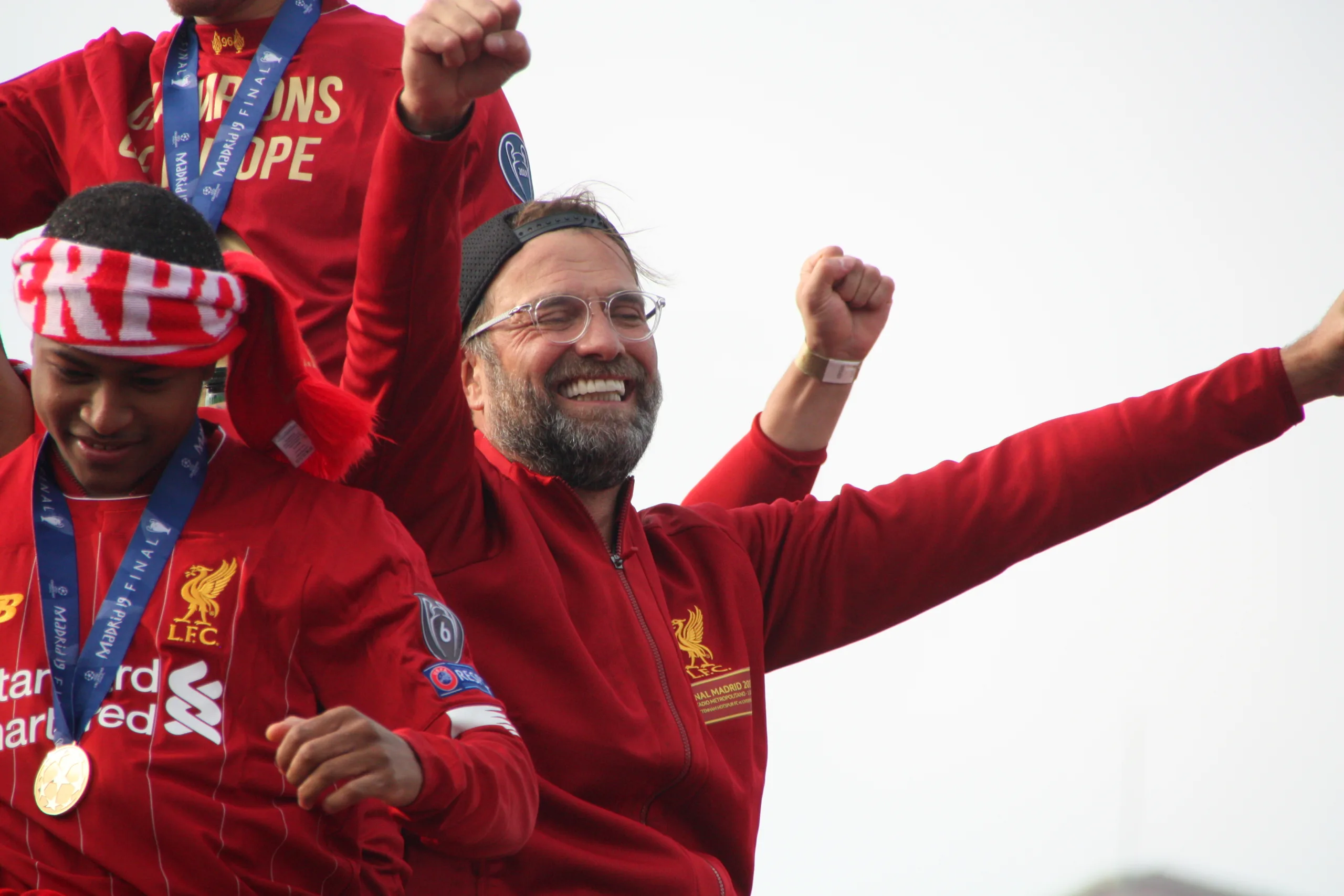 Jürgen Klopp feiert mit den Fans die Champions-League-Parade 2019 in Liverpool