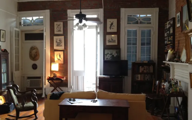 Ein helles Wohnzimmer mit Flachbildfernseher auf einem Schrank und Sofa