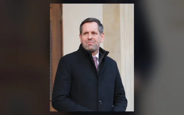 Olaf Lies, Ministerpräsident von Niedersachsen – Porträtfoto aus dem Jahr 2023