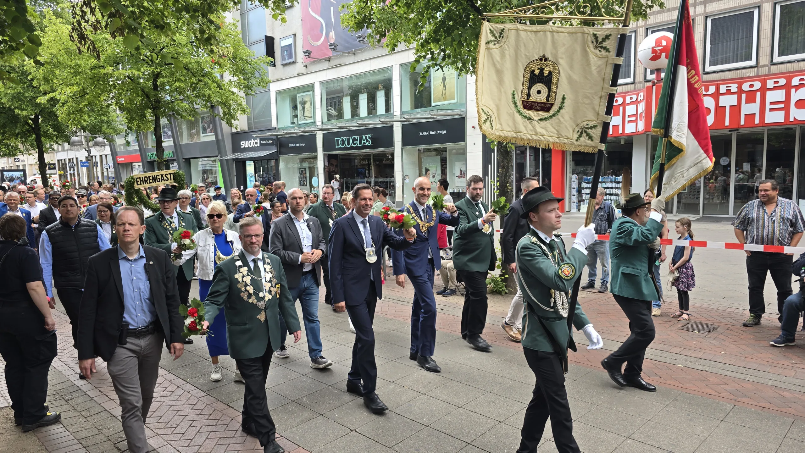 Olaf Lies mit Belit Onay beim Schützenausmarsch in Hannover 2025