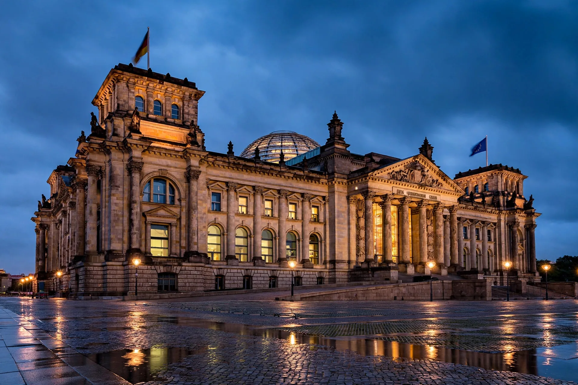 Illustration: Das Reichstagsgebäude in Berlin in der Abenddämmerung