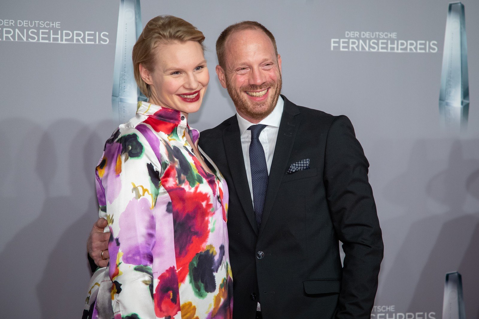 Rosalie Thomass mit Johann von Bülow beim Deutschen Fernsehpreis 2019