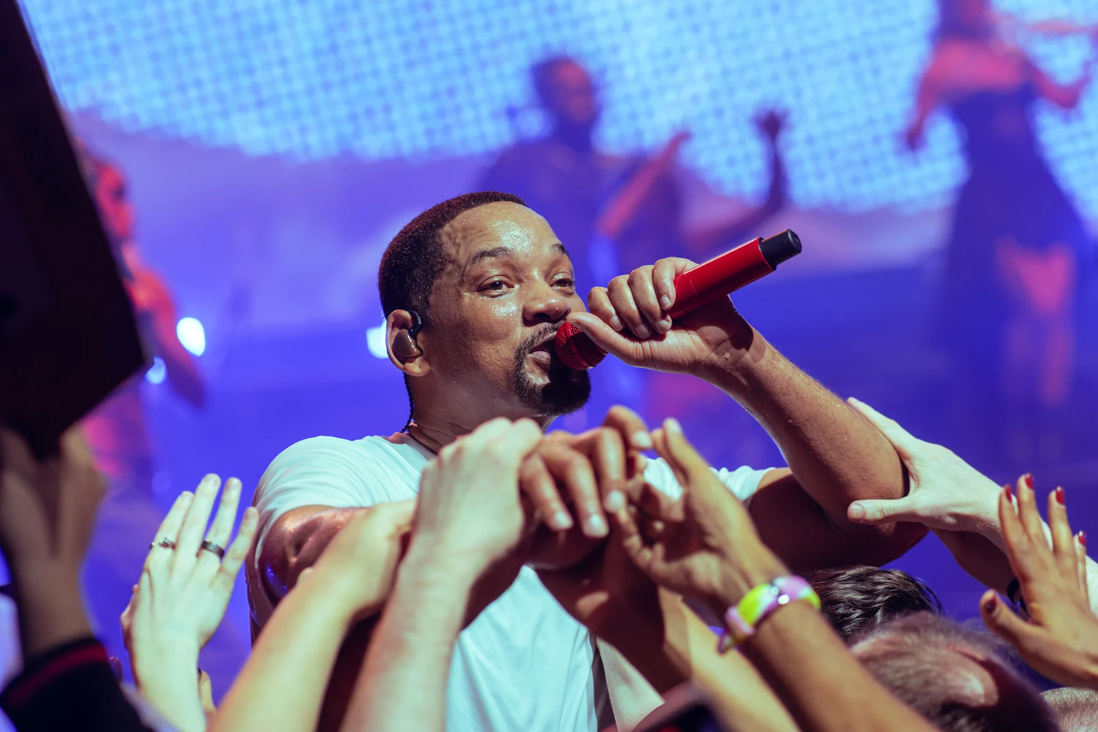 Will Smith bei einem Auftritt 2025 mit rotem Mikrofon
