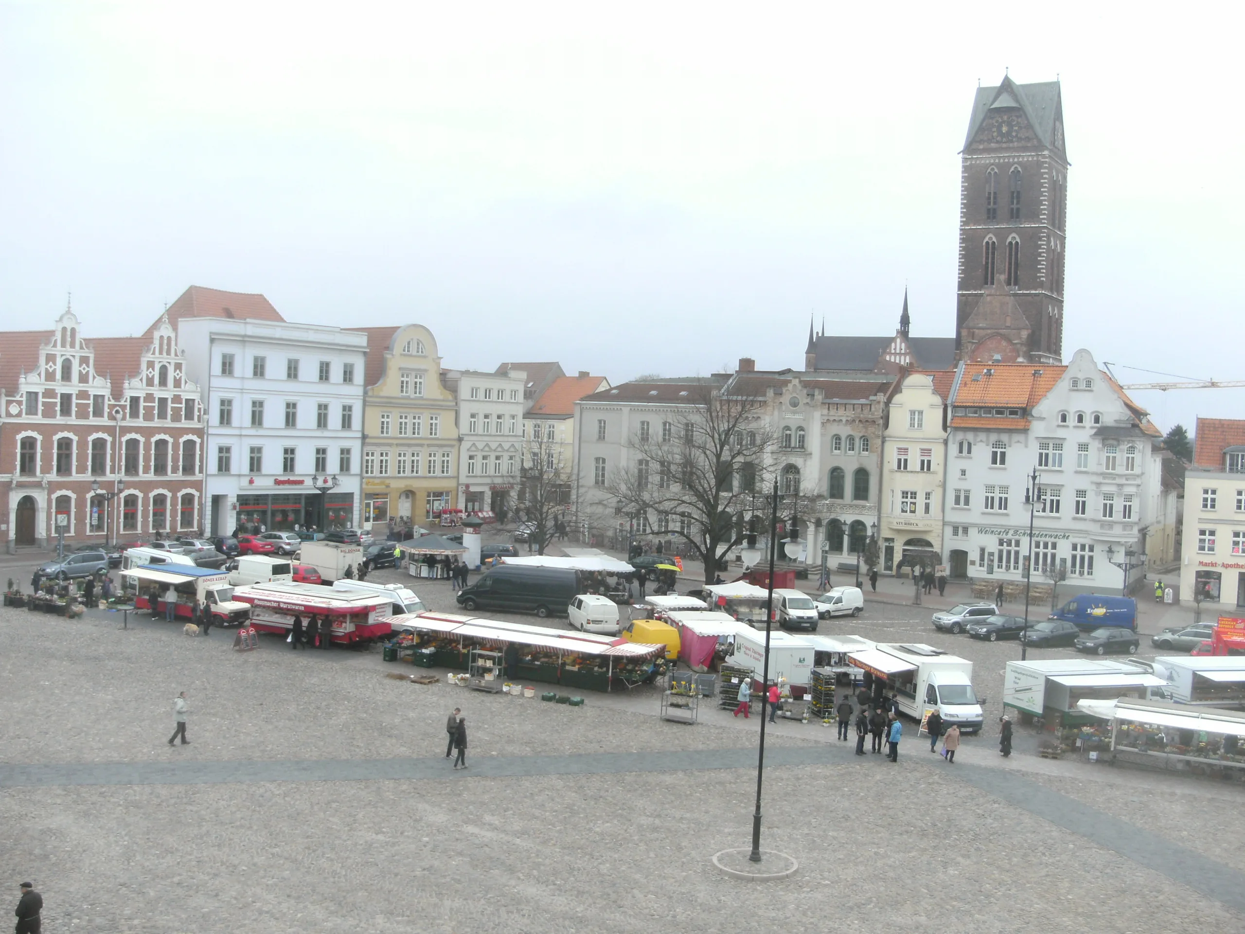 Marktplatz in Wismar mit historischen Giebelhäusern